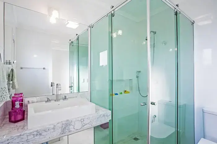 Banheiros modernos com box de vidro