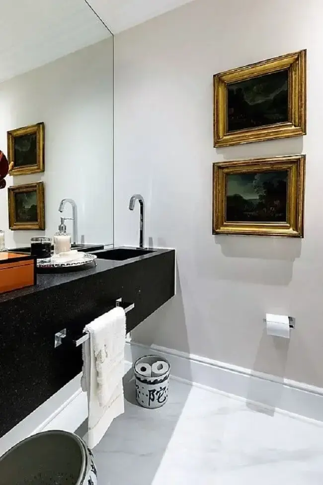 Banheiros modernos com cuba esculpida e parede espelhada