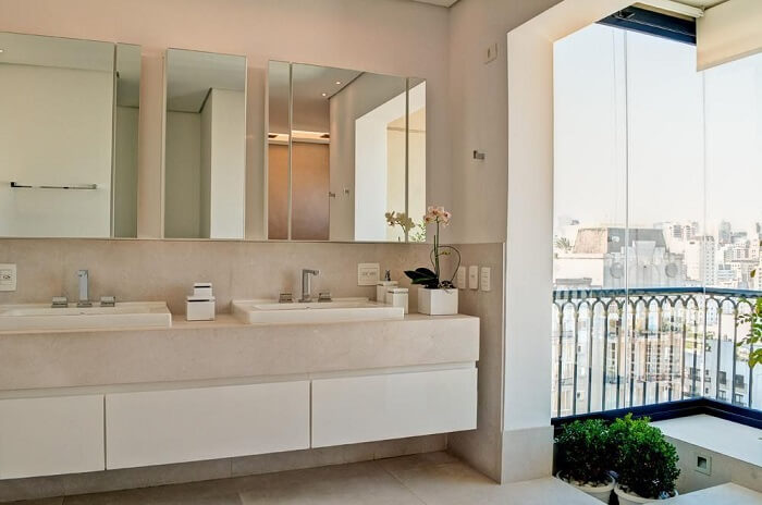 Banheiros modernos com marcenaria branca