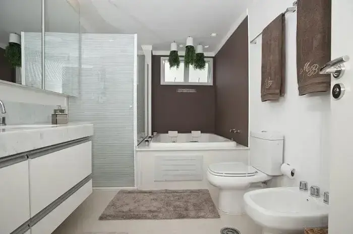 Banheiros modernos com móveis planejados