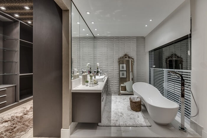 Banheiros modernos com parede espelhada e revestimento 3D