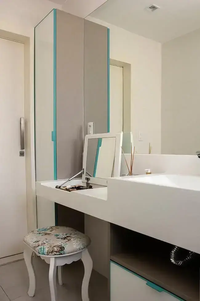 Banheiros modernos com penteadeira embutida na bancada