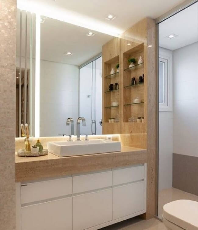 Banheiros modernos com prateleiras de vidro