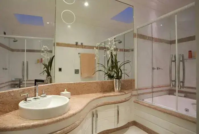 Banheiros modernos decorados com tons de marrom