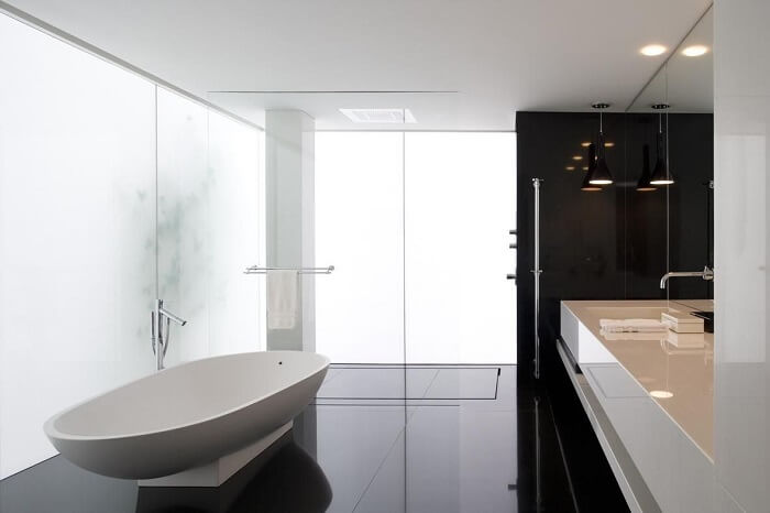 Banheiros modernos em tons de preto e branco