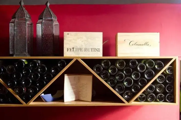 Bar de parede com armário aéreo aberto para guardar garrafas Projeto de Camila Ferreira Papin