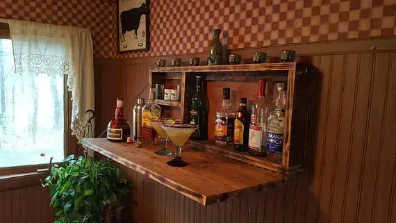 Bar de parede com garrafas e taças em armário aéreo