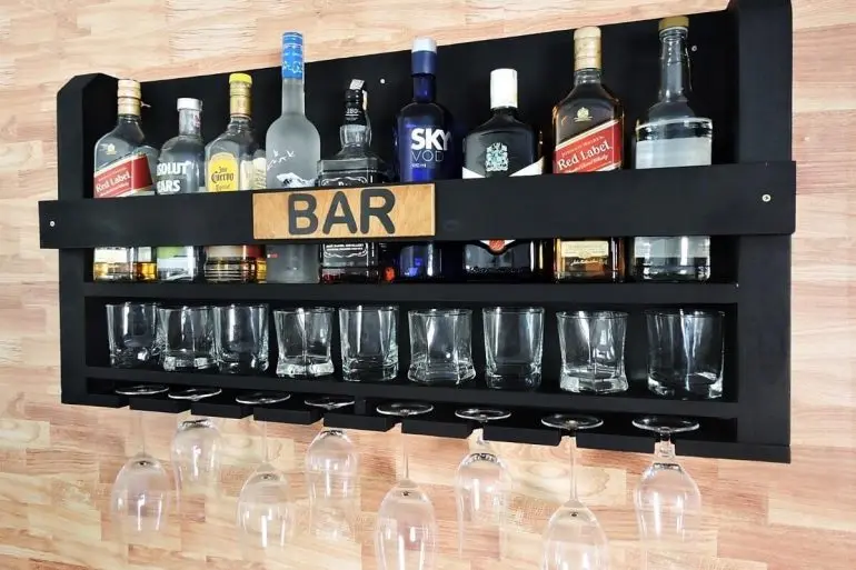 Bar de parede com garrafas e taças