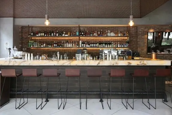 Bar de parede com iluminação nas prateleiras Projeto de CG Arquitetura