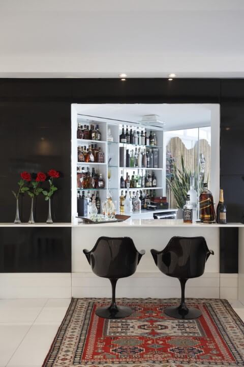 Bar de parede com prateleiras branca e de vidro Projeto de Elaine Fonseca