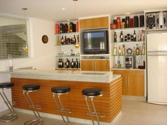 Bar de parede com prateleiras de vidro em cozinha de madeira Projeto de Sueli Porwjan