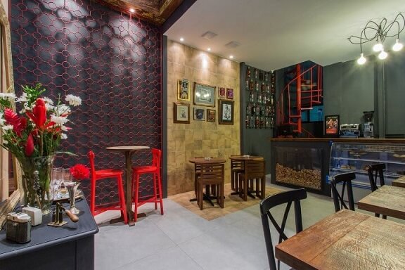 Bar de parede com prateleiras e garrafas em bar Projeto de Ycarboni Arquitetura