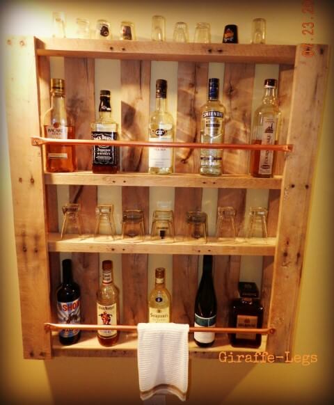 Bar de parede com suporte de madeira com garrafas e copos Foto de Giraffe Legs