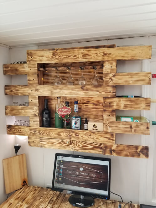 Bar de parede com suporte de madeira