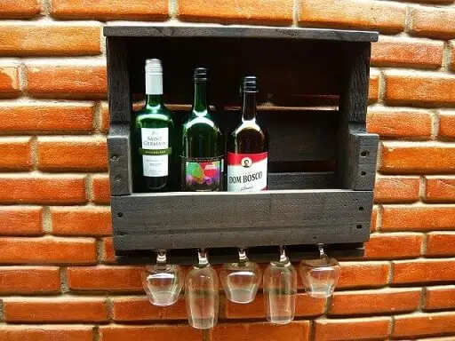 Bar de parede com suporte para garrafas e taças Projeto de Colello