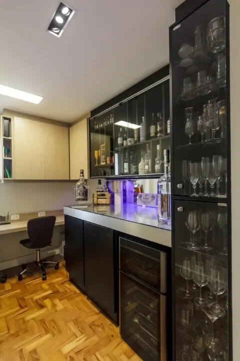Bar de parede em home office com armário para bebidas Projeto de Fernanda Duarte