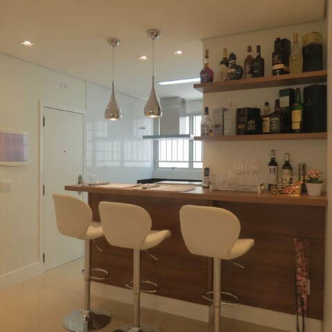 Bar de parede em sala de estar sala integrada com cozinha Projeto de Danielle David