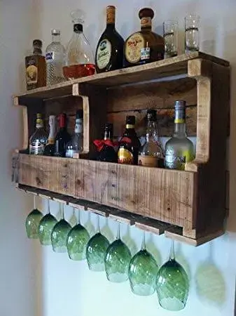 Bar de parede rústico com suporte para garrafas e taças Foto de Amazon UK