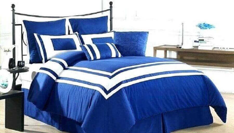 Cama com roupa de cama azul royal Foto Curlyque