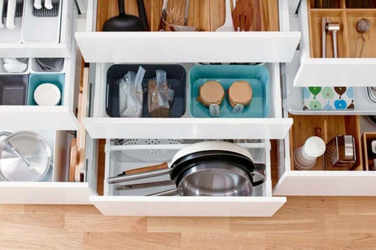 Como organizar armário de cozinha em diversas gavetas. Fonte: Pinterest