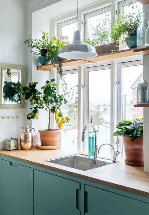 Cozinha clara com prateleira de madeira e armário azul Foto de VK