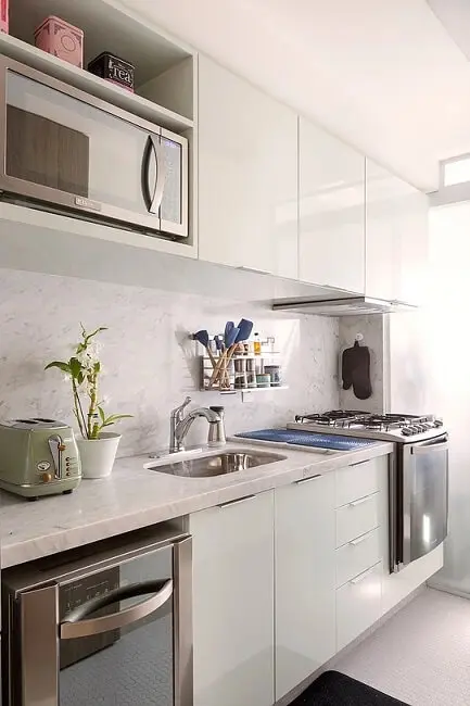 Cozinha clean com armários brancos e bancada de mármore Foto de Mandril Arquitetura