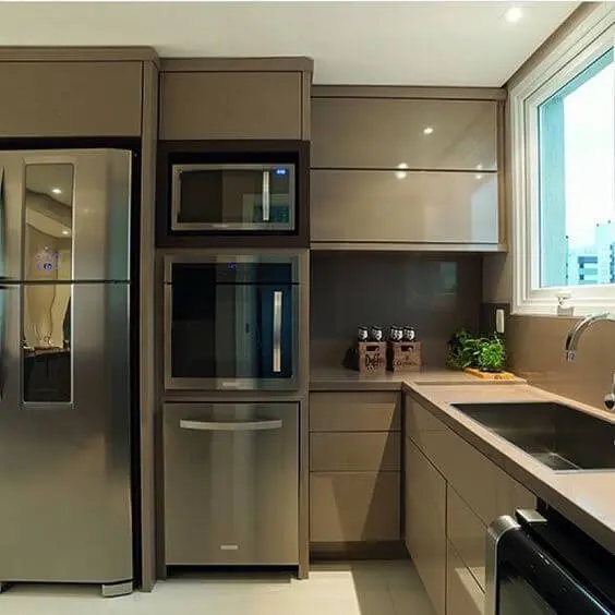 Cozinha com móveis planejados em tom de marrom Foto de Pinterest