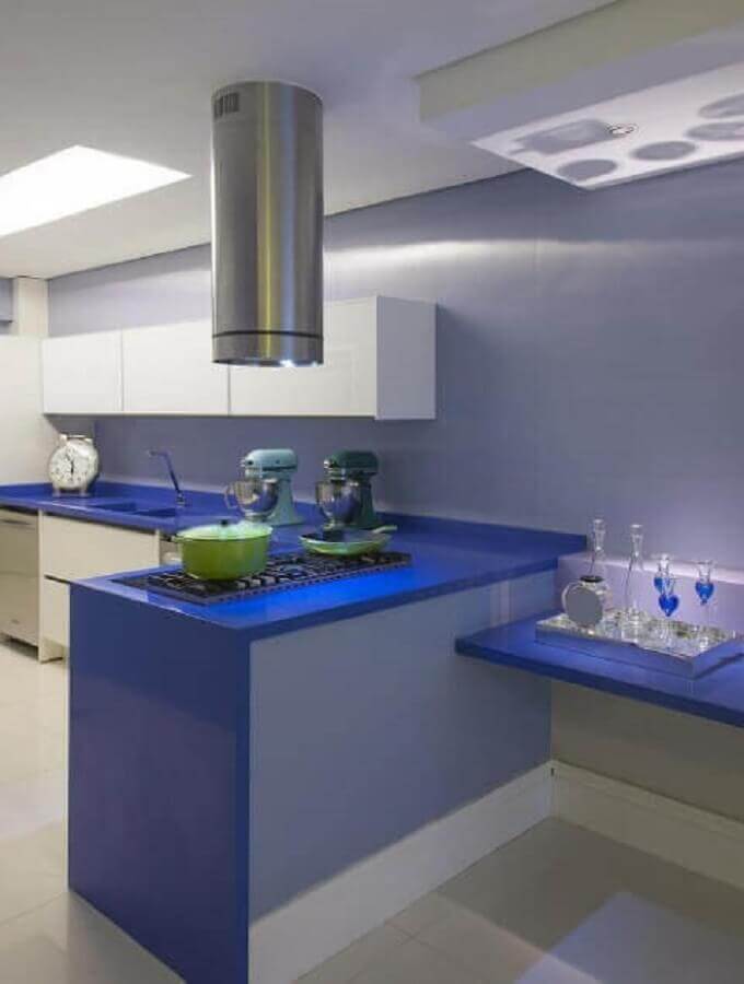 Cozinha planejada com bancada azul royal Foto Brunete Fraccaroli