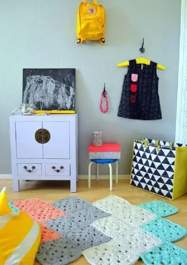 Crochê com tapete com cores variadas