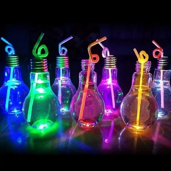 Copos em formato de lâmpada encanta os convidados da festa neon