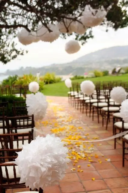 Decoração com papel crepom branco em casamento Foto de Pinterest