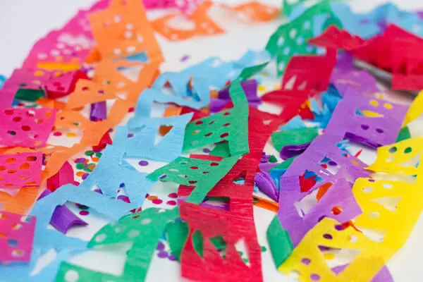 Decoração com papel crepom colorido com recortes Foto de Condis Life