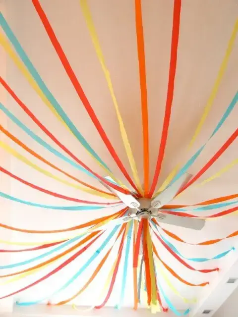 Decoração com papel crepom colorido no teto Foto de The Party Elves