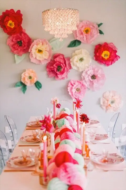 Decoração com papel crepom com flores na parede Foto de Love This Pic