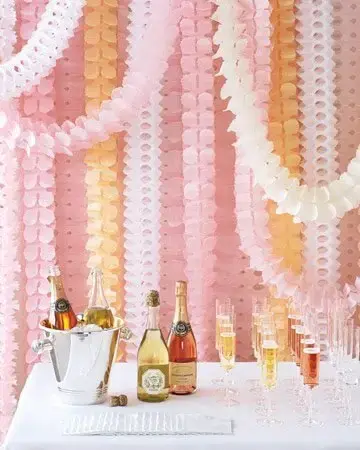 Decoração com papel crepom com painel em tons pastel Foto de Simply Pretty Wedding
