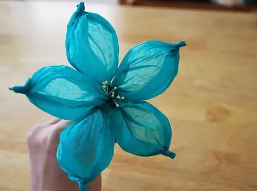 Decoração com papel crepom de flor azul Foto de Maydae