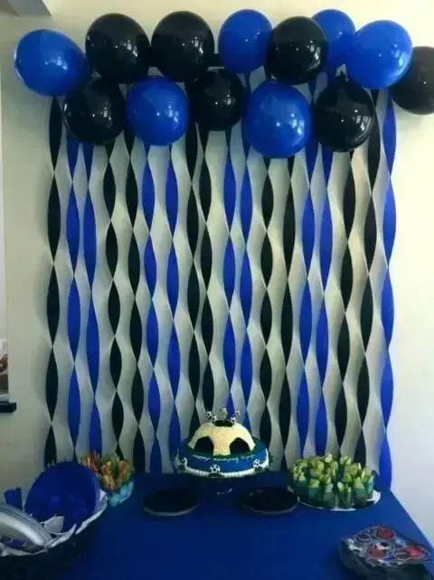 Decoração com papel crepom e balões azuis e pretos Foto de Devildz
