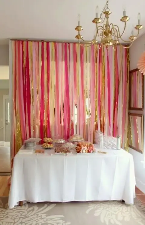 Decoração com papel crepom em tons de rosa e dourado Foto de Gulnazti