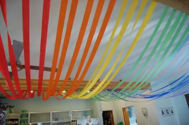 Decoração com papel crepom nas cores do arco-íris Foto de Pinterest