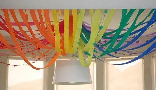 Decoração com papel crepom nas cores do arco-íris Foto de Redtri
