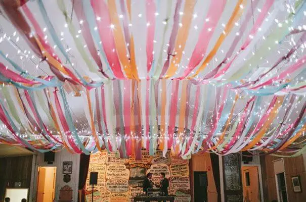 Decoração com papel crepom no teto com varal de luzes Foto de Pinterest