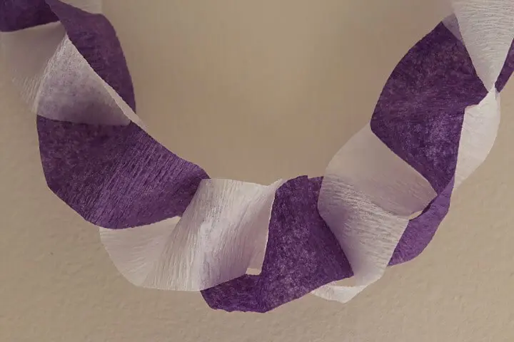 Decoração com papel crepom roxo e branco Foto de YouTube