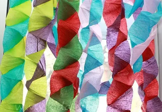 Decoração com papel crepom torcido colorido Foto de Pinterest