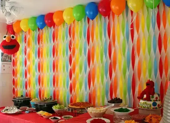 Decoração com papel crepom torcido e balões Foto de Stories eVibe