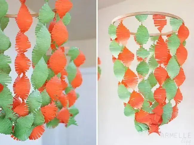 Decoração com papel crepom verde e laranja formando enfeite Foto de DIY Paper