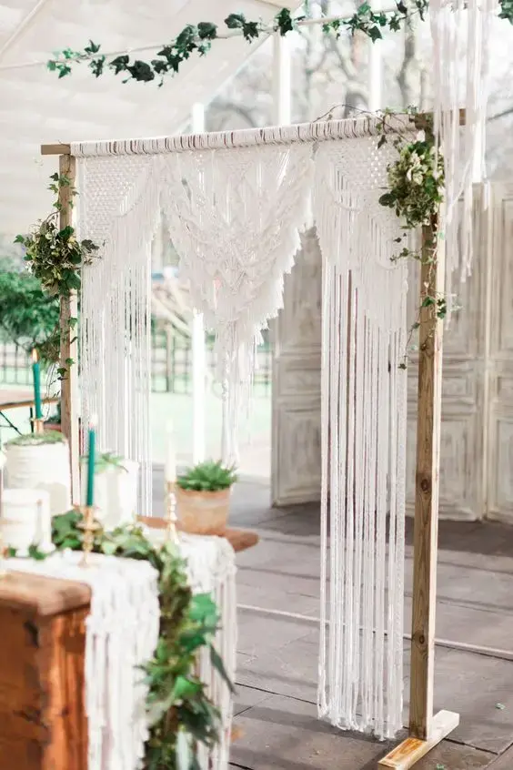 Decoração de casamento com cortina macrame e flores