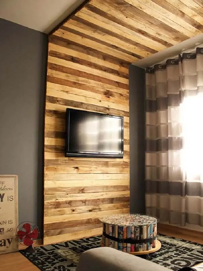 Decoração moderna para sala com painel de pallet TV que se estende até o teto