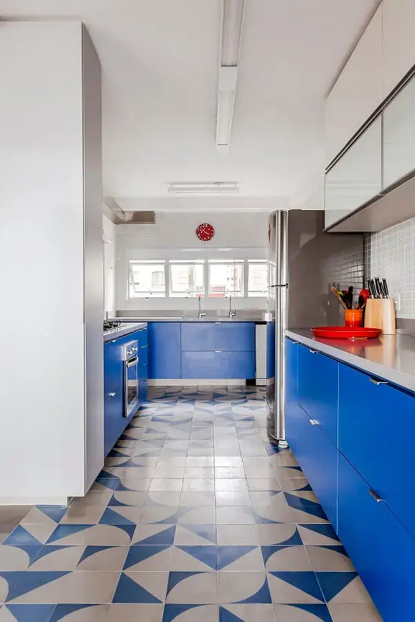 Decoração para cozinha planejada com piso e armário azul royal Foto Alessandro Guimarúes