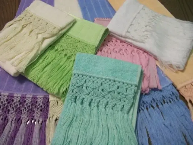 Detalhes de macramê em toalhas coloridas Foto de Arte Tramas