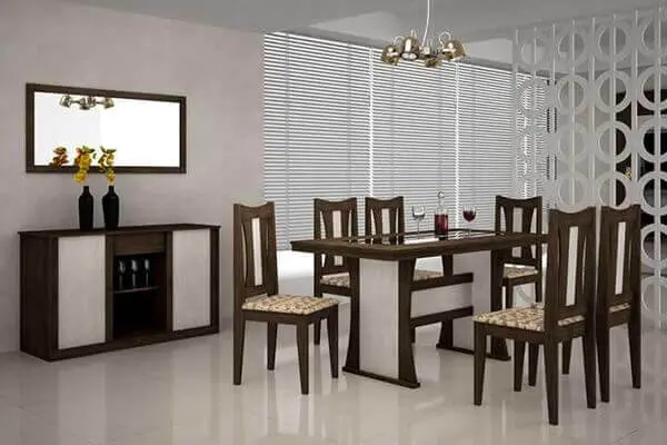 Divisória de madeira branca em sala de jantar